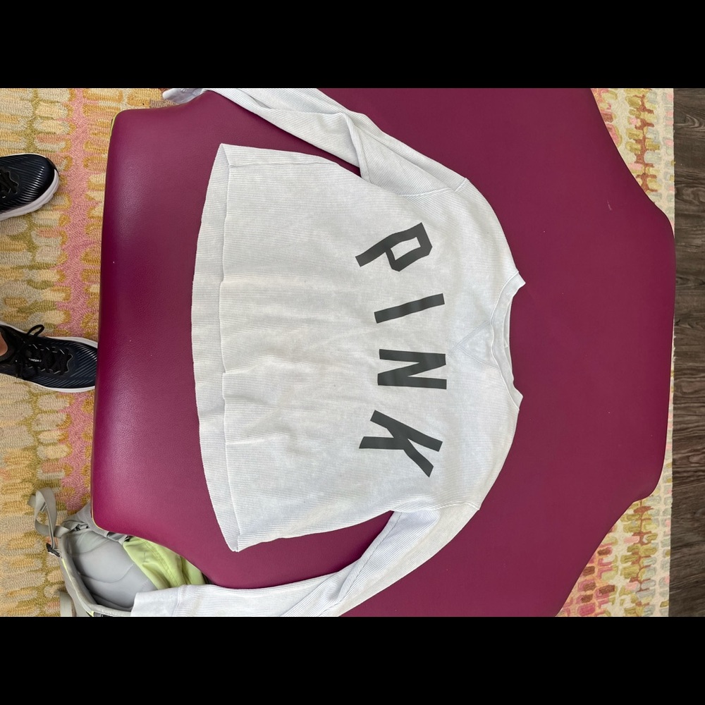 VS pink ribbed cropped long sleeve tee in gray